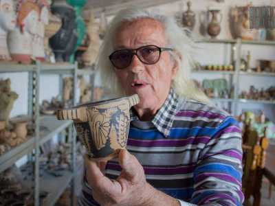 Ad accoglierci c'� il maestro, un uomo dai capelli bianchi lunghi fino alle spalle e con la pelle del viso e delle mani segnata dal tempo e dal duro lavoro manuale